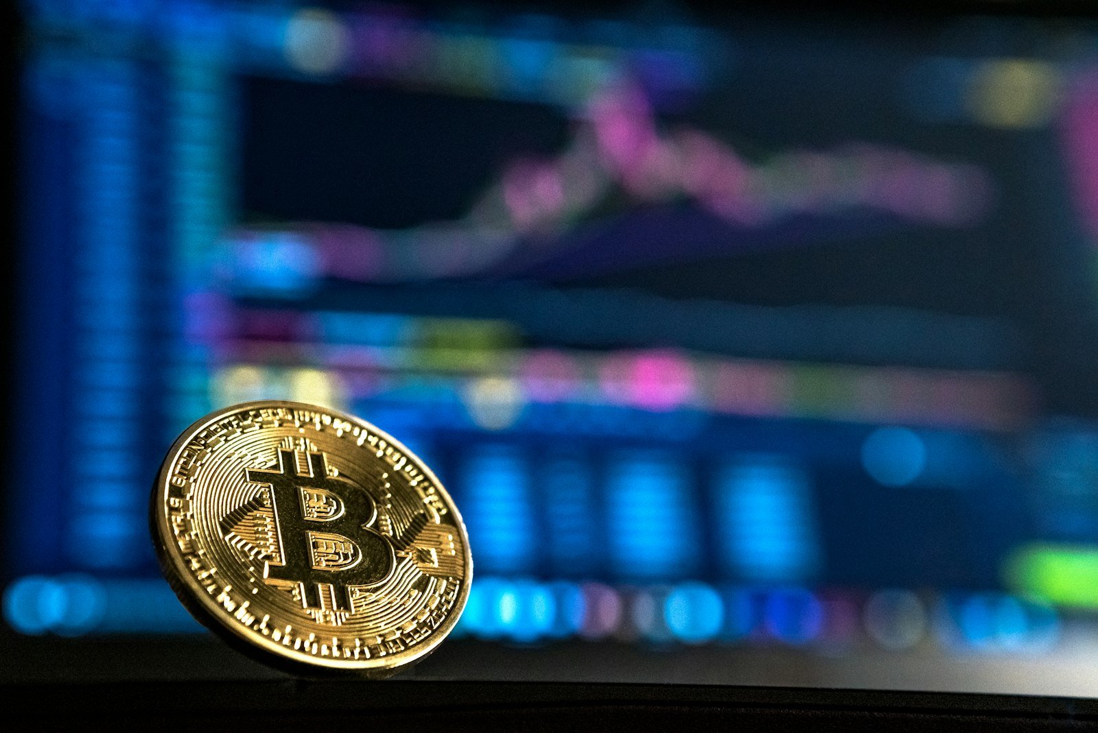 Mão segurando um smartphone com carteira cripto exibindo gráfico de TON e Stars em ambiente moderno