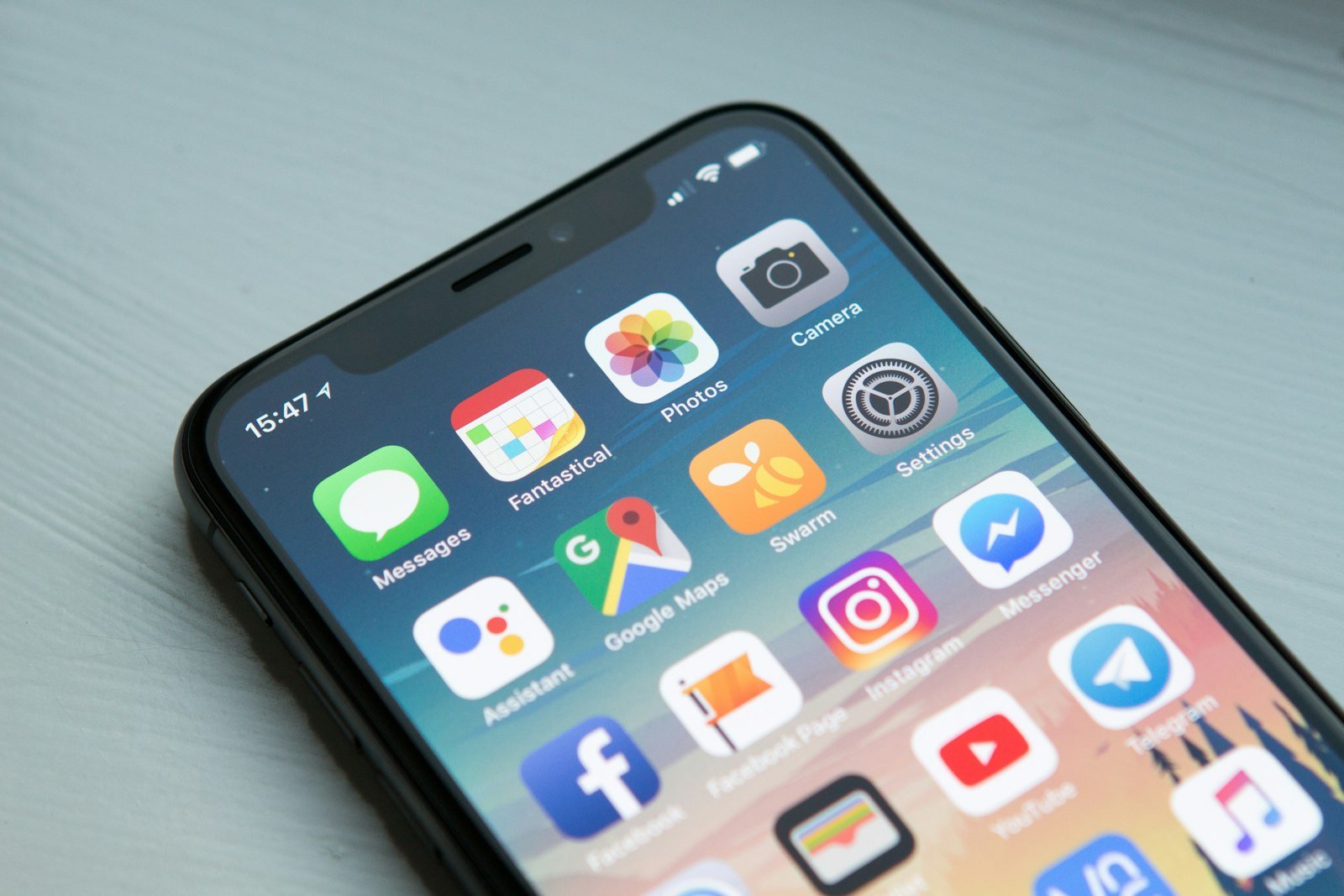 Tela inicial de smartphone com ícones de mensagens, Telegram e outros apps, mostrando onde os Mini Apps se integram
